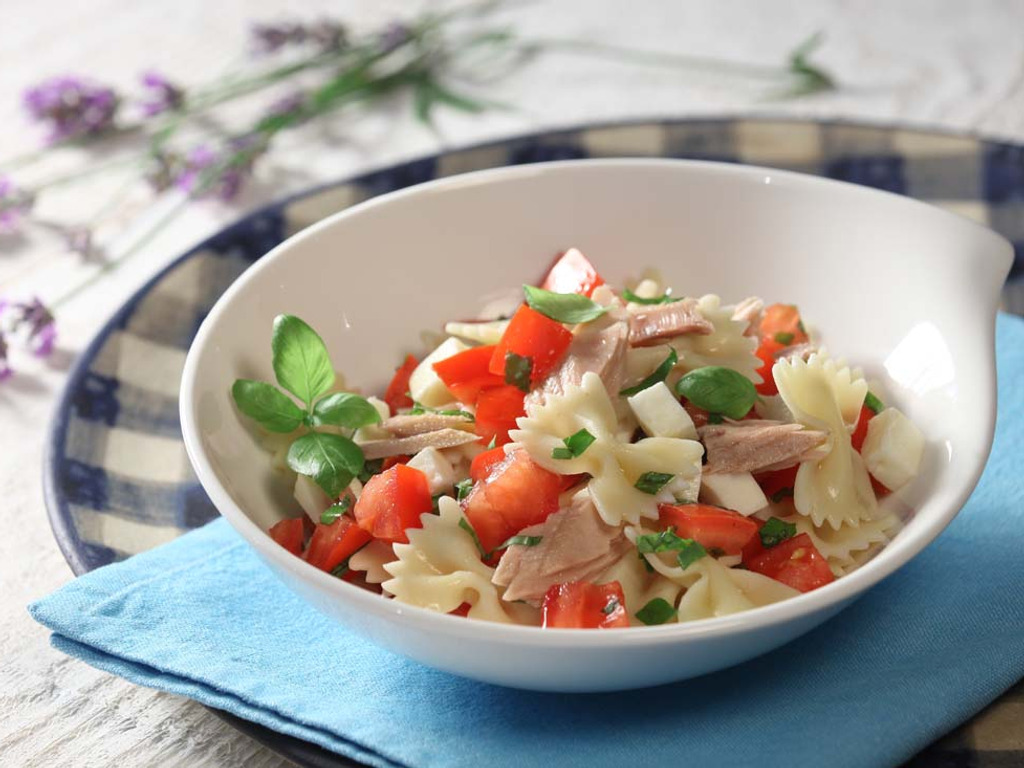Caprese šalát s cestovinami a tuniakom