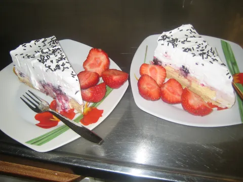 Trebalo bi da su pored maline,a ne jagode,ali dragi hoce jagode i samo jagode:)