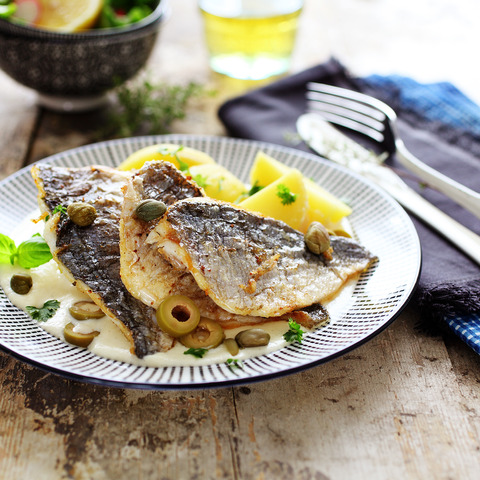 Pražman zlatý s bílou omáčkou, olivami a kapary