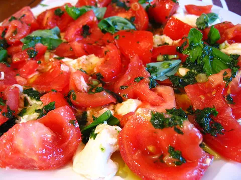 Salata s mozzarellom i bazilikom