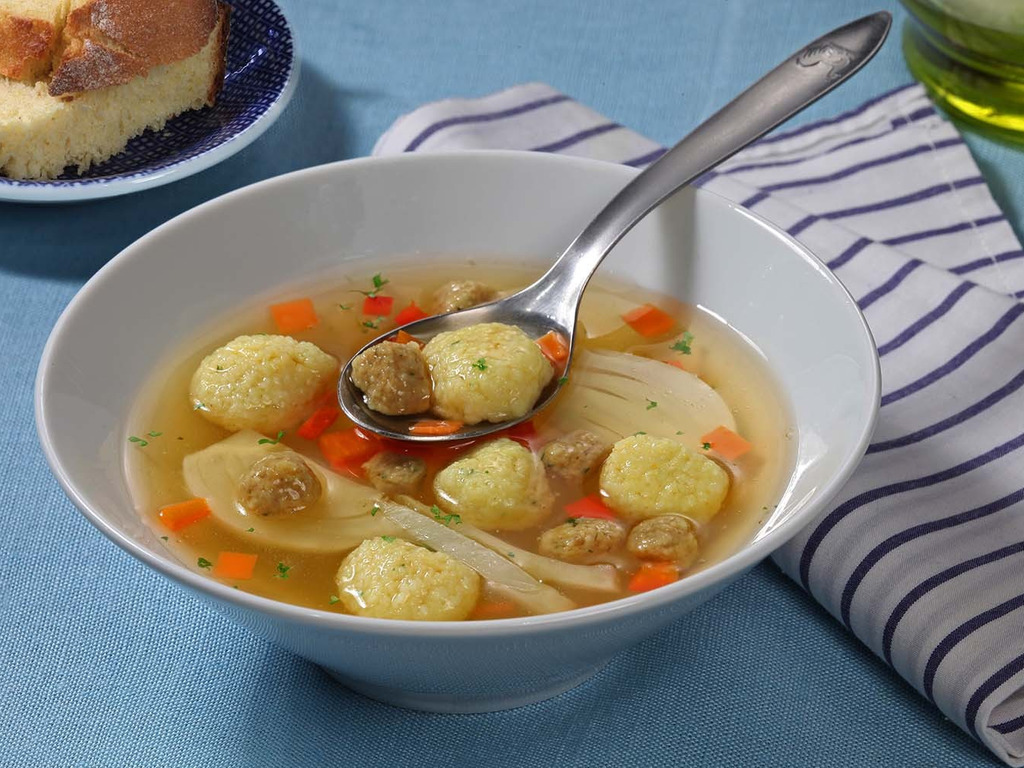 Okrepljujuća juha s mesnim i gris okruglicama