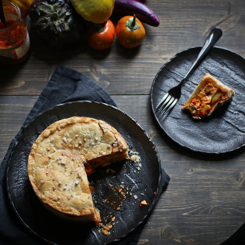 Koláč s Ajvarem, kozím sýrem a restovanou zeleninou