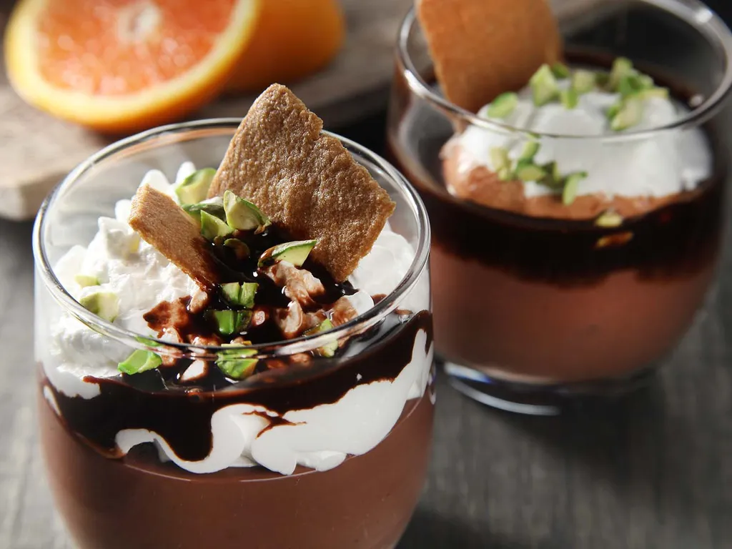 Desert od pudinga od čokolade s čokoladnim preljevom