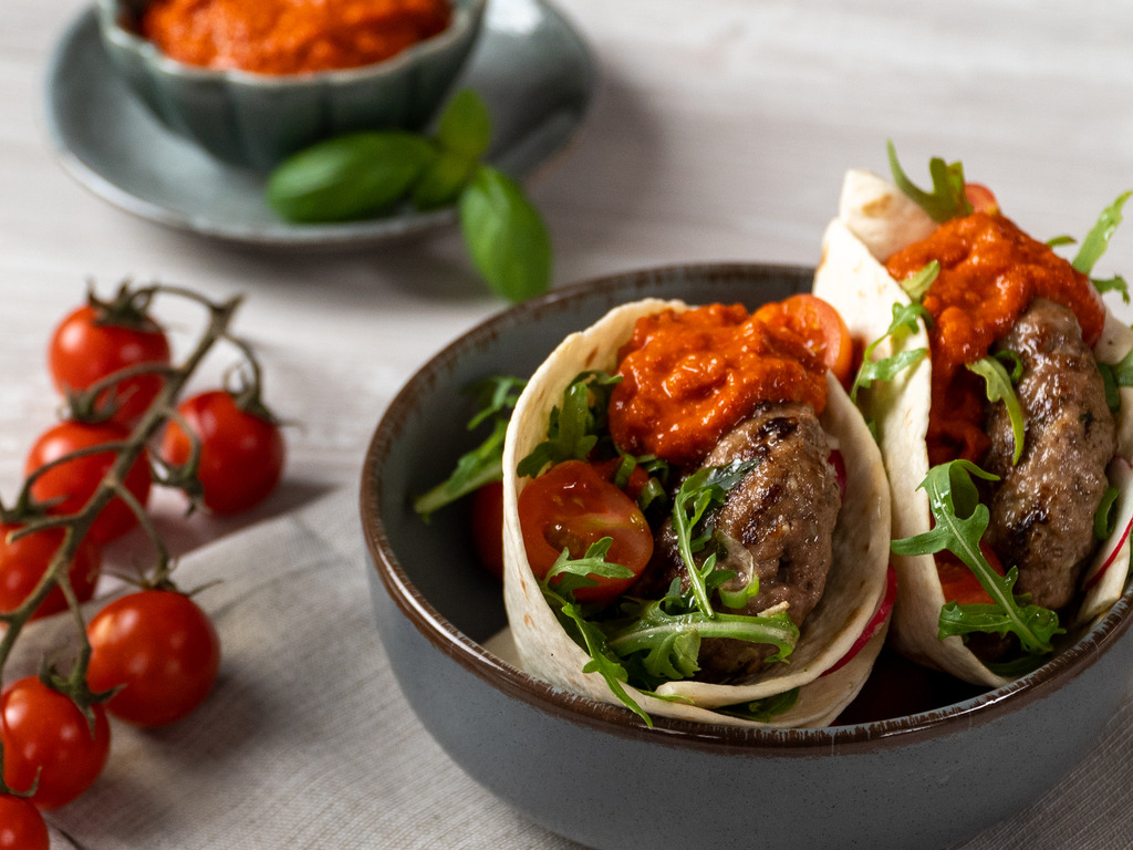 Leckere Burger in einer Tortilla mit Ajvar