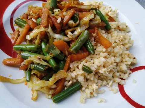 Veggie Wok  i pržena riža s jajem
