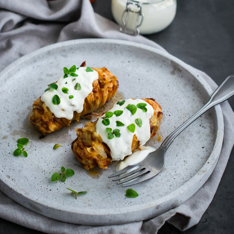 Hasselback brambory s Ajvarem, slaninou a sýrem