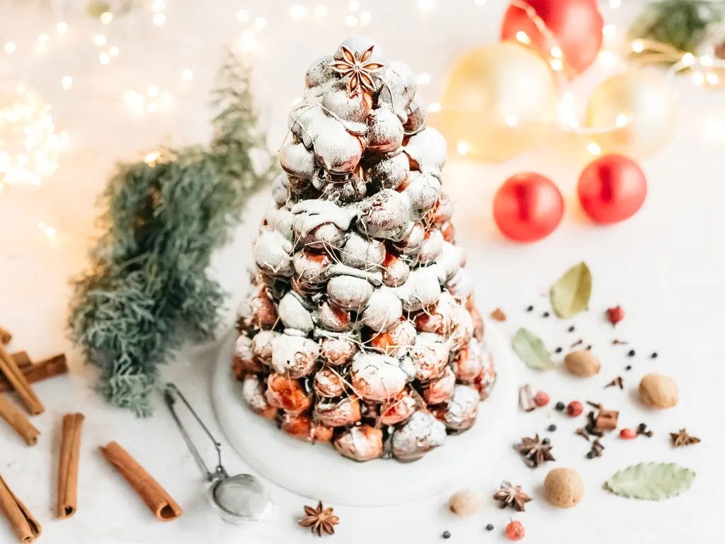 Blagdanski fritula croquembouche