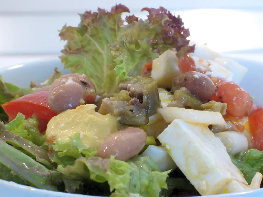 Zelena salata sa pasuljem