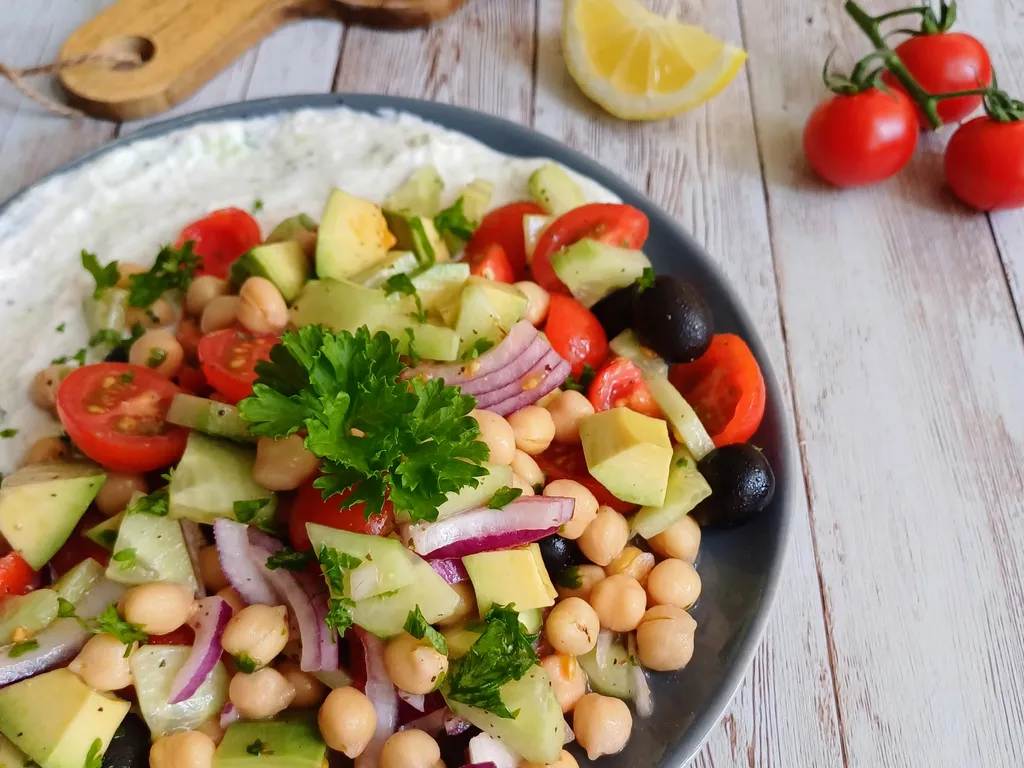 Kremasta salata sa avokadom i slanutkom
