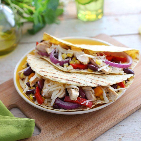 Tortilla cu carne de pui si legume la gratar