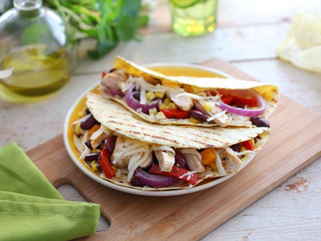 Tortilla cu carne de pui si legume la gratar