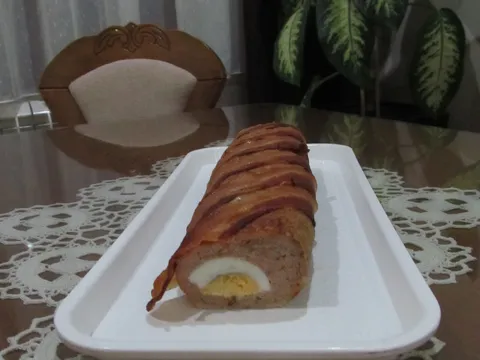 Punjeni rolat od mlevenog mesa u slanini