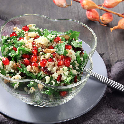 Pšenový šalát so špenátom, brusnicami a granátovým jablkom