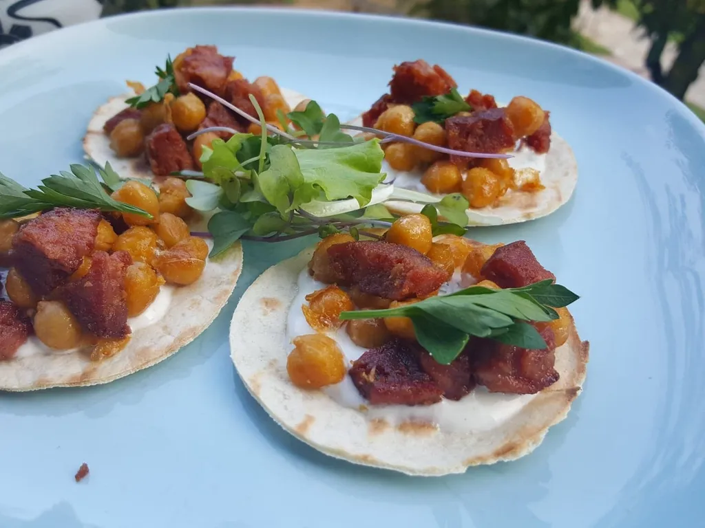 Tortilje s kobasicom, slanutkom i umakom od jogurta