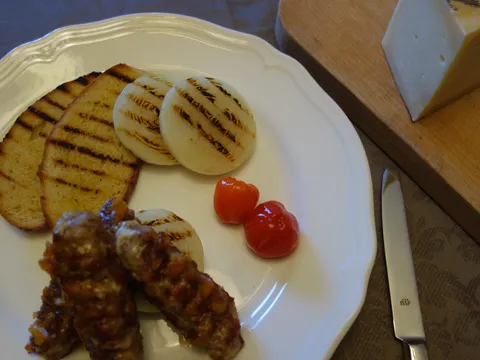AROMATIČNI UŠTIPAK, PLJESKAVICA ILI ĆEVAP S PANCETOM I SIROM