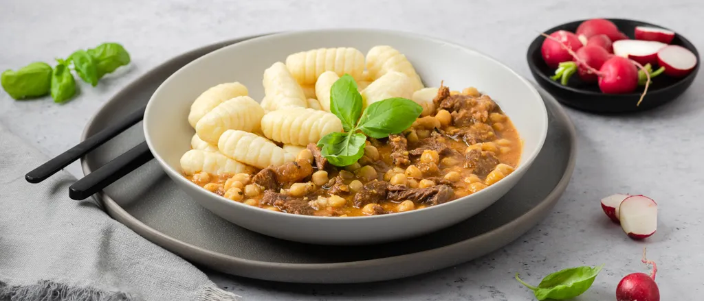 Goveđi gulaš sa slanutkom