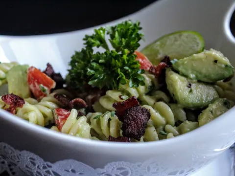 Avocado pasta salata sa prelivom od avocada