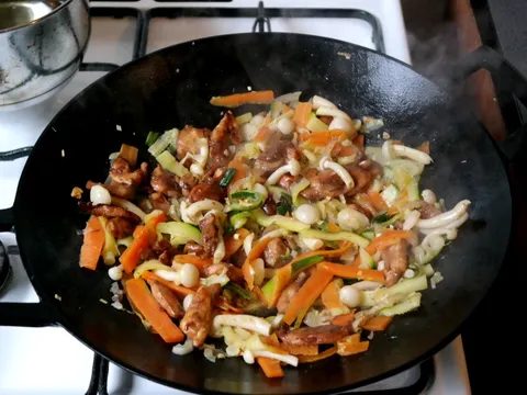 Wok sa japanskim gljivama