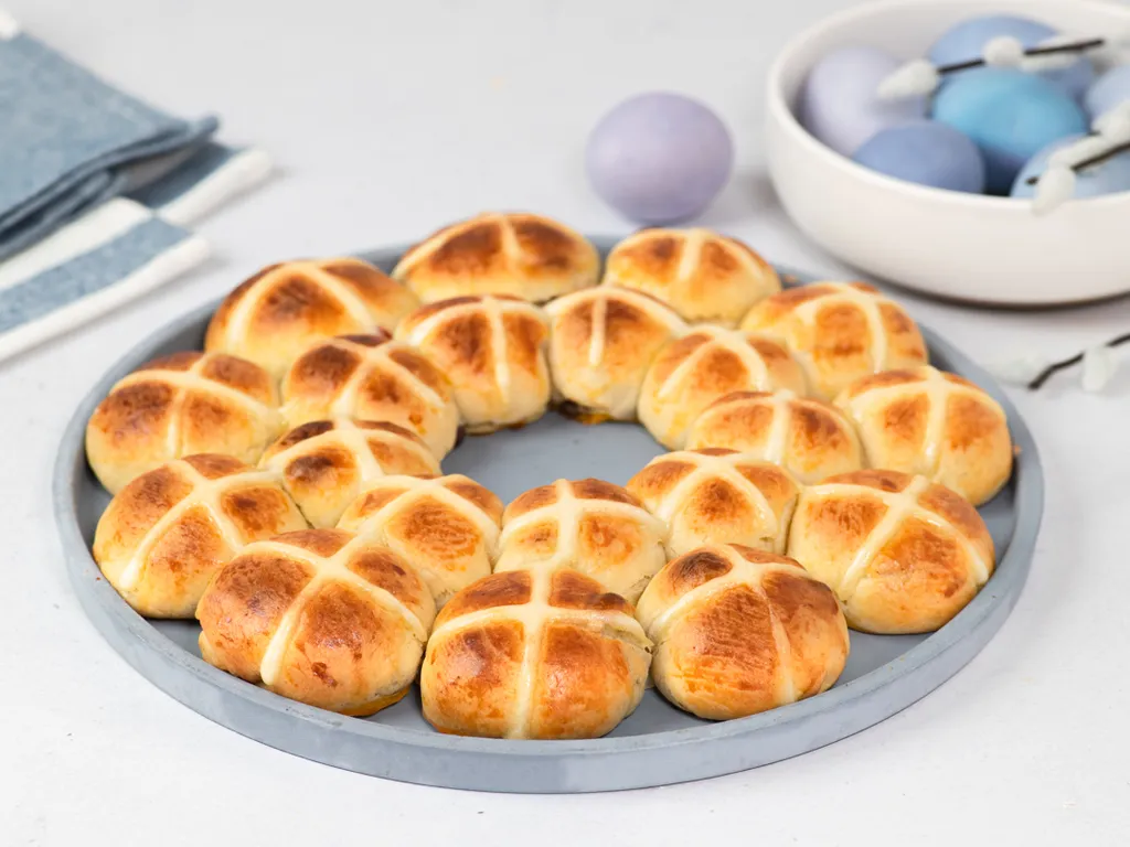 Cross buns u obliku vijenca