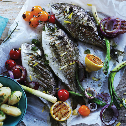 Grilované ryby s rajčaty a cibulí