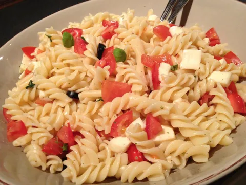 Pasta sa paradajzom i mozarellom