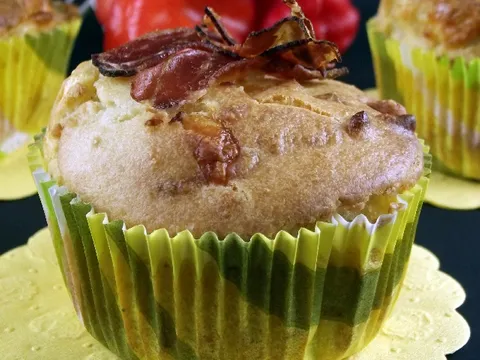 Pikantni muffini sa pršutom i sirom