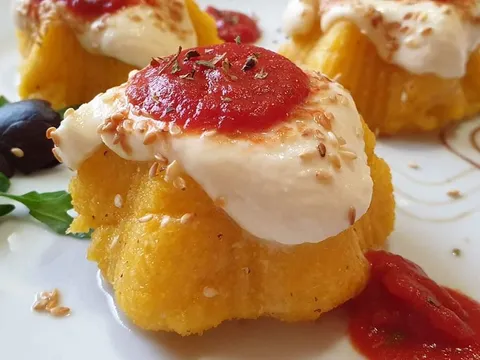 Palenta s rastopljenom mozzarellom i sezamom
