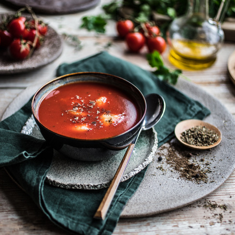 Paradajková polievka s bazalkou