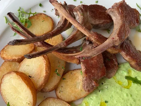 Janjeća rebarca sa krumpirom i pireom od graška