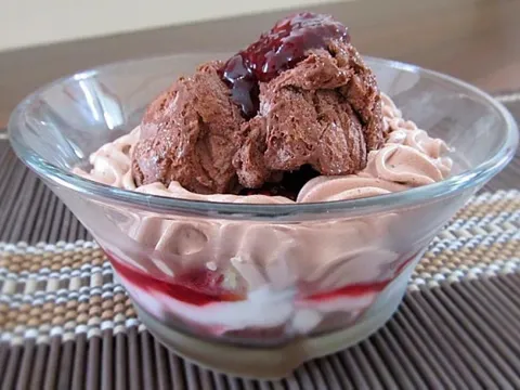 Maline u čaši sa sladoledom