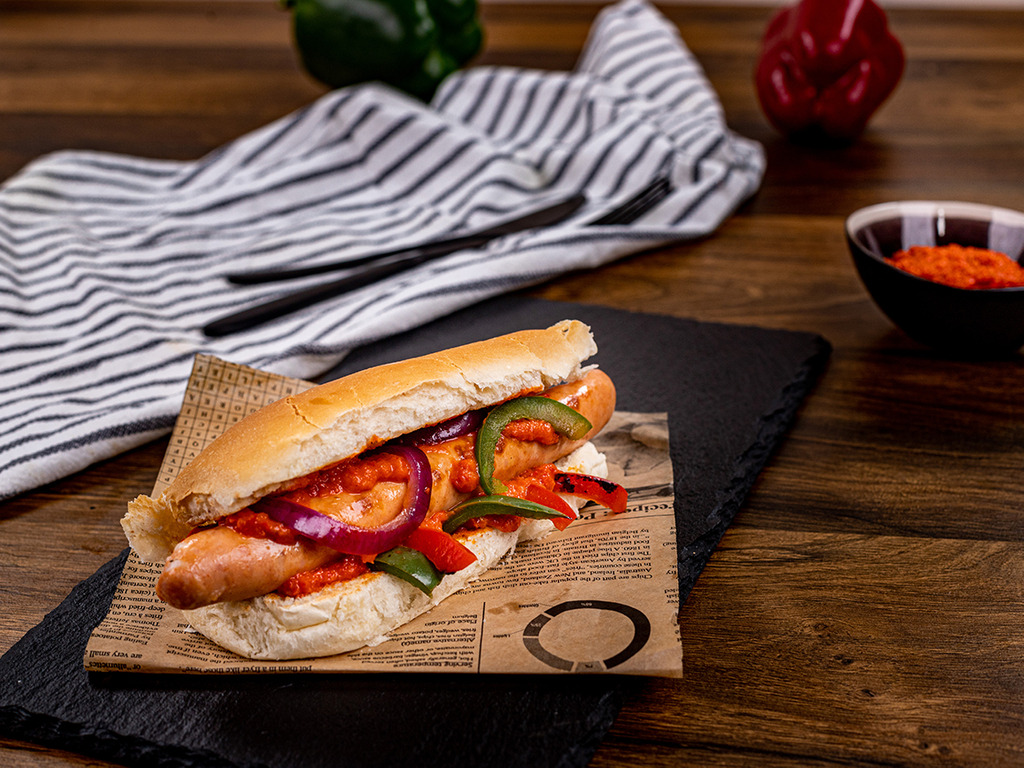 Grill kobasice s povrćem u hot dog pecivu