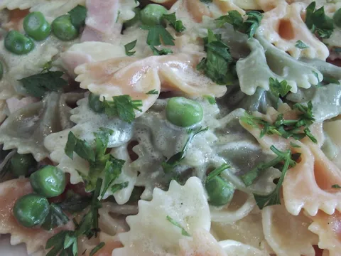 Trobojne farfalle sa graškom