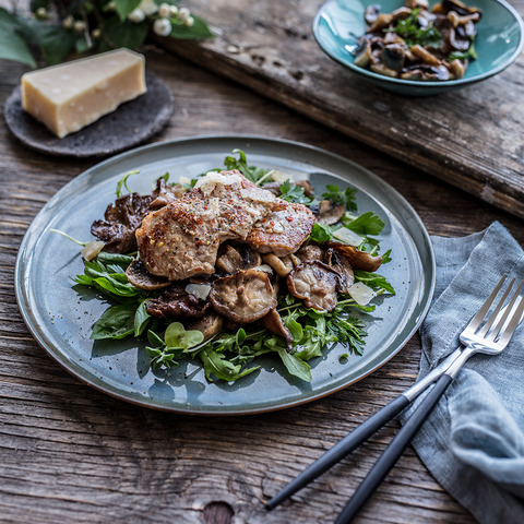 Teľacie kotlety na šaláte z rukoly a húb