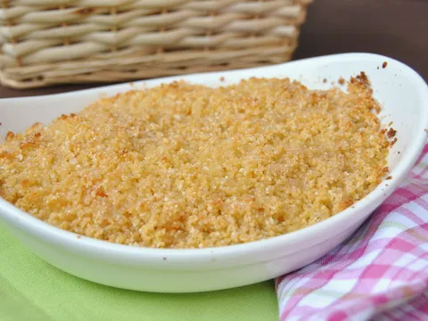 Crumble od ljetnog voća s cous cousom
