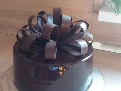 Čokoladna mašna i mirror glaze