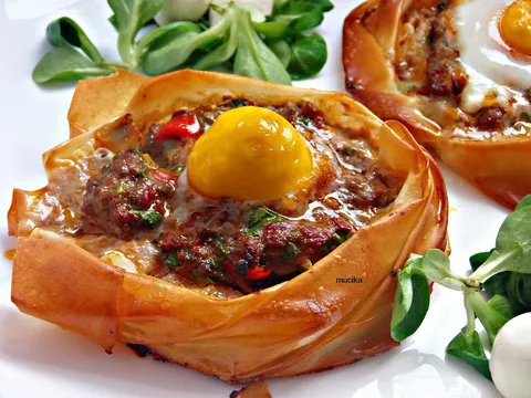 Yufkali pide/pide u gotovom tijestu za pite