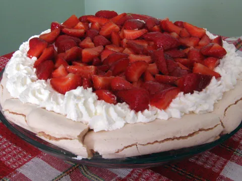 Pavlova sa mariniranim jagodama