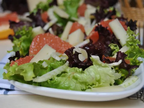 Salata s grejpom, komoračem i asiagom
