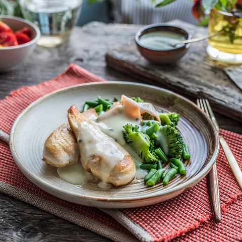 Chicken and vegetables in cheese sauce