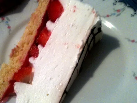 Torta od sira i šlaga - sa jagodama