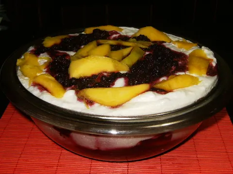 Kup s kiselim mlekom, šumskim voćem i mangom