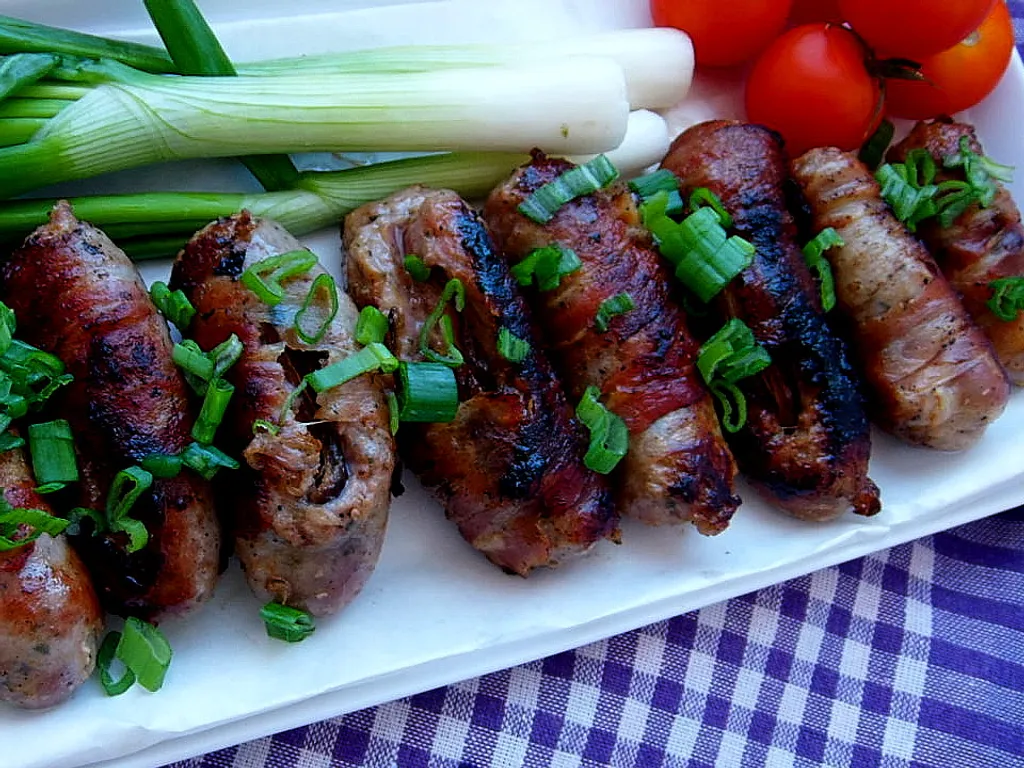 Roštilj kobasice s datulama i pancetom