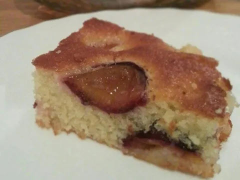 biskvit kolač sa šljivama