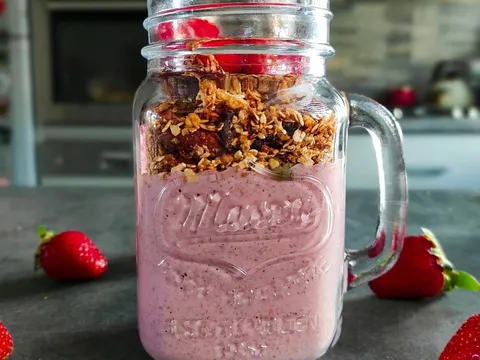 Smoothie od jagoda sa granolom ♥️