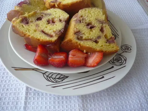 kuglof s grčkim jogurtom i jagodama
