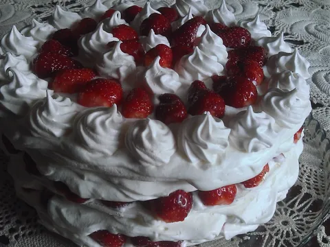 Baiser torta s jagodama by coolinarika