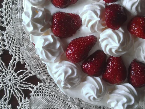 Baiser torta s jagodama by coolinarika
