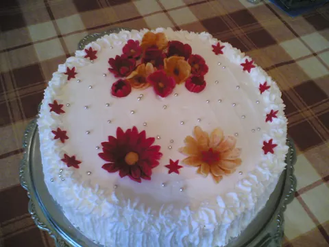 Rodjendanska ananas torta sa raznim cveticima