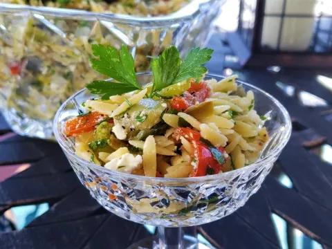 Orzo salata sa paprikama i fetom