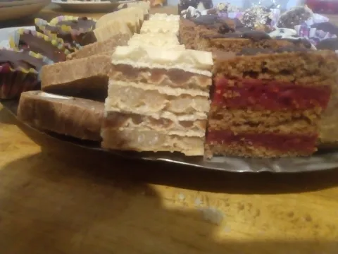 Oblanda sa bananama i posne kocke s malinama